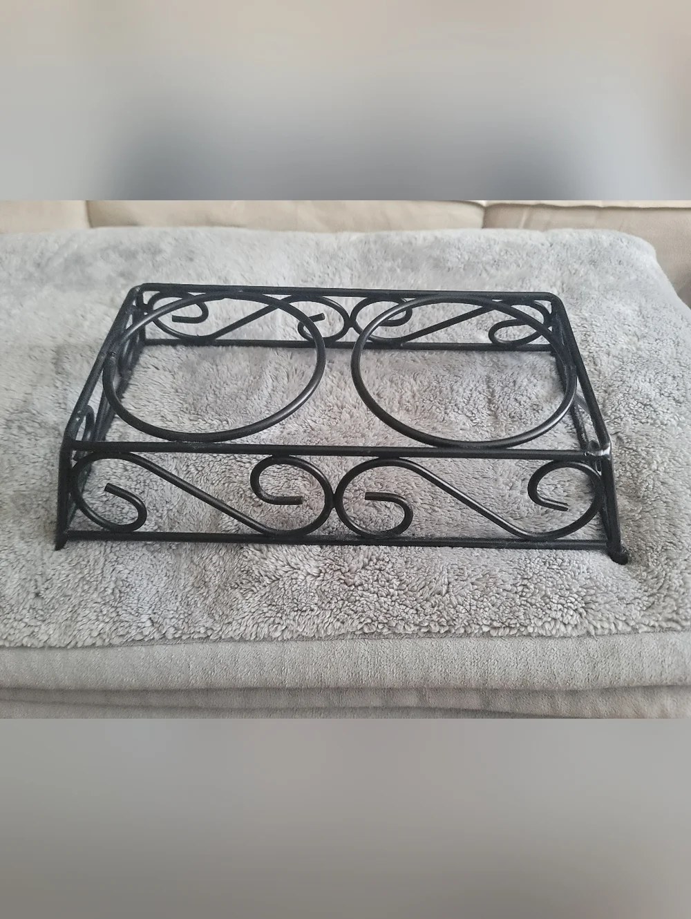 WROUGHT IRON Small Pets Feeding Bowl Holder